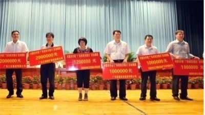 2011年6月，集團董事長梁林青在“廣東扶貧濟困日”活動中捐款100萬元。此項活動廣東堅基集團每年均有捐贈。