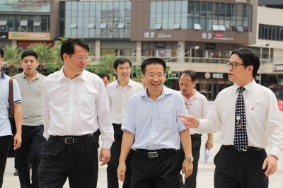 中共河源市委常委、市政府黨組副書記龔國(guó)平到河源市商業(yè)中心調(diào)研